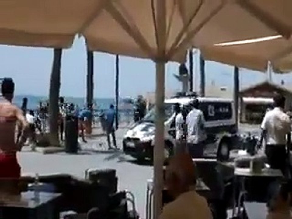 Los manteros subsaharianos corren a sillazos a la Policía