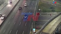 Este coche sale 'volando' en una autopista a 170 km/h