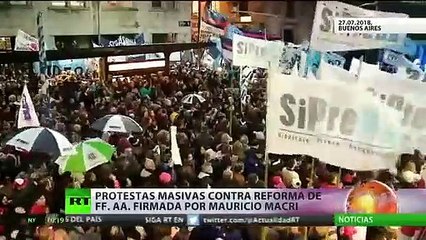 Protestas masivas contra reforma de FF.AA. firmada por Mauricio Macri
