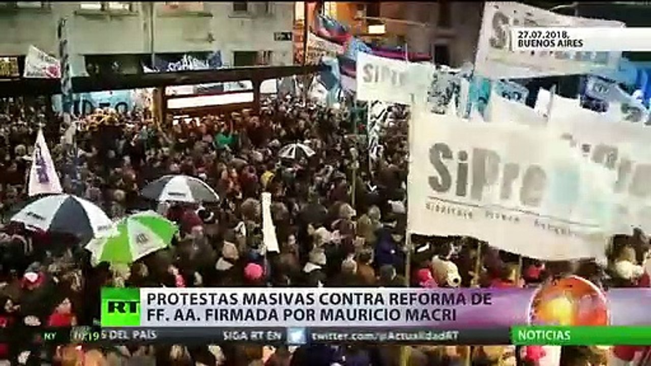 Protestas masivas contra reforma de FF.AA. firmada por Mauricio Macri