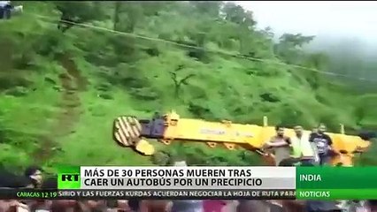 Más de 30 personas mueren al caer un autobús por un precipicio