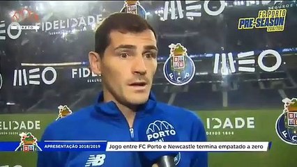 Descojone con lo que hace Casillas en esta entrevista en portugués
