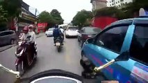 Cae de su motocicleta y casi acaba aplastado por un camión