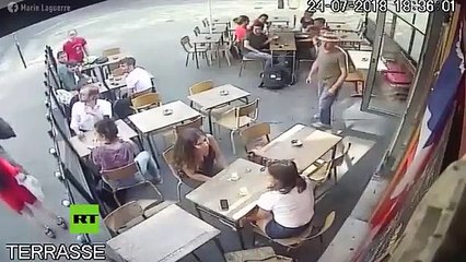Este hombre golpea en la cara a una joven que respondió a sus comentarios obscenos