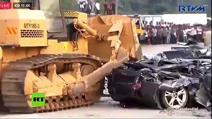 Estos 76 coches y motos de lujo de contrabando son aplastados en Filipinas en presencia de Duterte