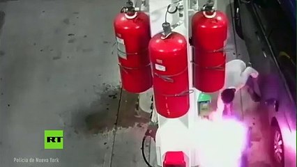 Este pirómano prende un fuego en una gasolinera y hiere gravemente a un hombre en Nueva York