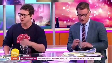 Este ilusionista acaba ridiculizado en Twitter tras hacer 'levitar' unos lentes con un hilo