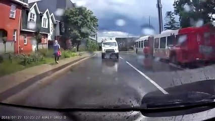 Despiden a este chófer tras hacerse viral un video en que moja a la gente que pasa junto a charcos