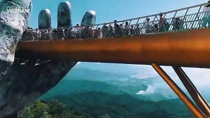 Así es el lujoso Puente de Oro que sujetan dos manos gigantes de piedra