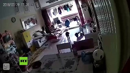 Se salvan por un pelo cuando un patín eléctrico explota en medio de su casa