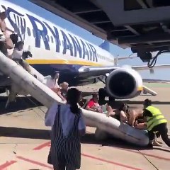Pánico en este avión de Ryanair al explotar una batería externa de un móvil