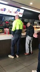 Este cliente de McDonald's paga la comida a un anciano desconocido