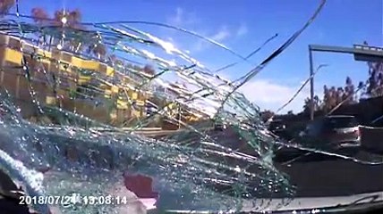 Un objeto metálico de un camión impacta contra un coche y casi mata a la conductora