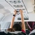 Esta mujer seca sus bragas con el aire acondicionado del avión en pleno vuelo