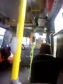 Esta conductora de autobús se lleva al trabajo a su bebé enfermo y la Red se indigna