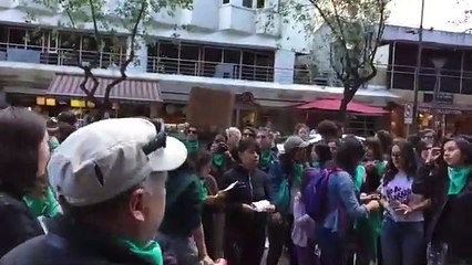 Ecuatorianos marchan a favor de la legalización del aborto que se vota en Argentina