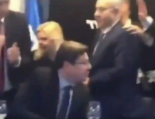 Sirenler çalınca sahneden apar topar indirildi