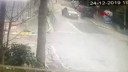 Avcılar'da yola fırlayan çocuğa otomobil böyle çarptı