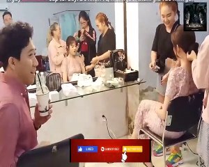 Nhìn ai cũng xa lánh mà ổng vẫn nhất định không chịu thay đổi kìa ~~~~~ _____...
