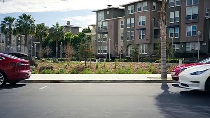 Tesla actualizará los sistemas y sus vehículos encontrarán donde aparcar por sí mismos