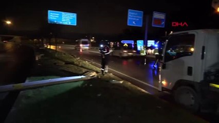 Balıkesir'de otomobilin çarptığı aydınlatma direği yıkıldı, faciadan dönüldü