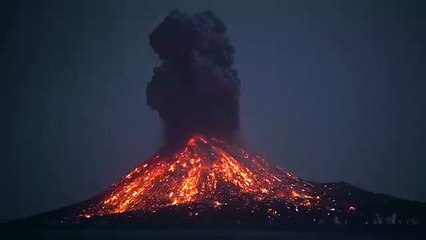 Download Video: Esta impresionante erupción del volcán indonesio Krakatoa produce sus propios relámpagos