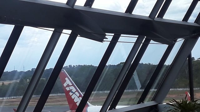 [SBEG Spotting]Embraer 195 PR-AXR pousa em Manaus vindo de Tabatinga(28/12/2019)