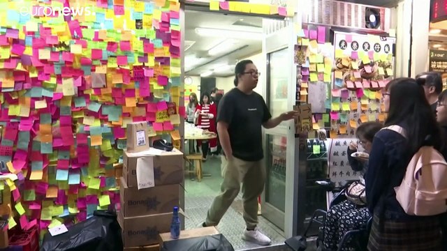 Hongkong: karácsonyi ételosztás és súlyos sérültek