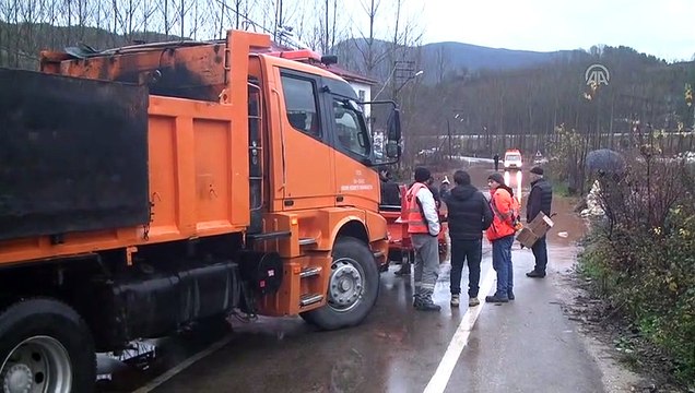 Sağanak nedeniyle dere taşınca Bartın-Kurucaşile kara yolu kapandı - BARTIN
