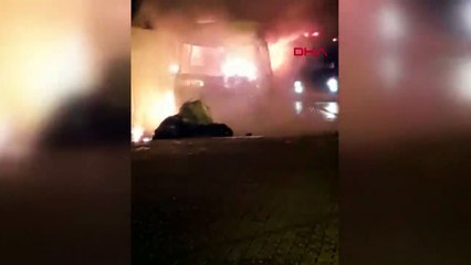 Minibüste çıkan yangın binaya sıçradı