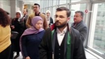 Karaköy'de yolda yürüyen başörtülü kızlara saldıran Semahat Yolcu hakkında açılan davanın görülmesine başlandı. Yolcu, duruşmadaki suçlamaları reddederken, mahkeme sanığın tutukluluk halinin devamına karar verdi.