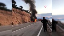 Antalya’da lastiği patlayan çimento yüklü tır alev alev yandı