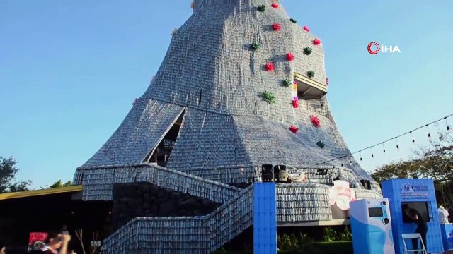 - Tayland’da 100 bin plastik şişeden dev yılbaşı ağacı