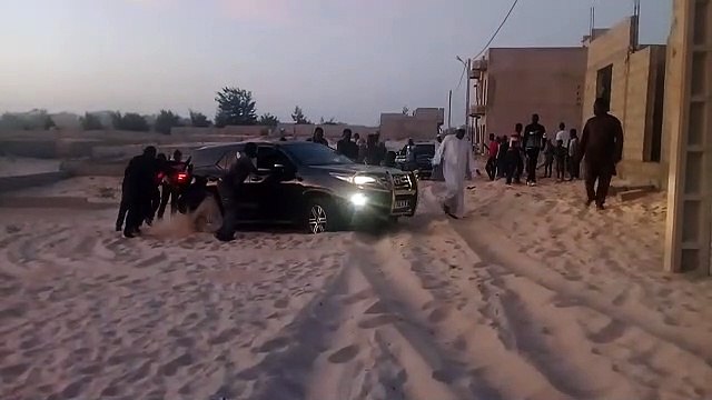 Tivaouane Peulh: La voiture du ministre Aly Ngouille coincé dans le sable