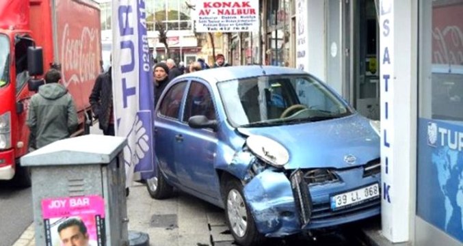 Kırklareli'nde fren yerine gaza basan sürücü iş yerine girdi