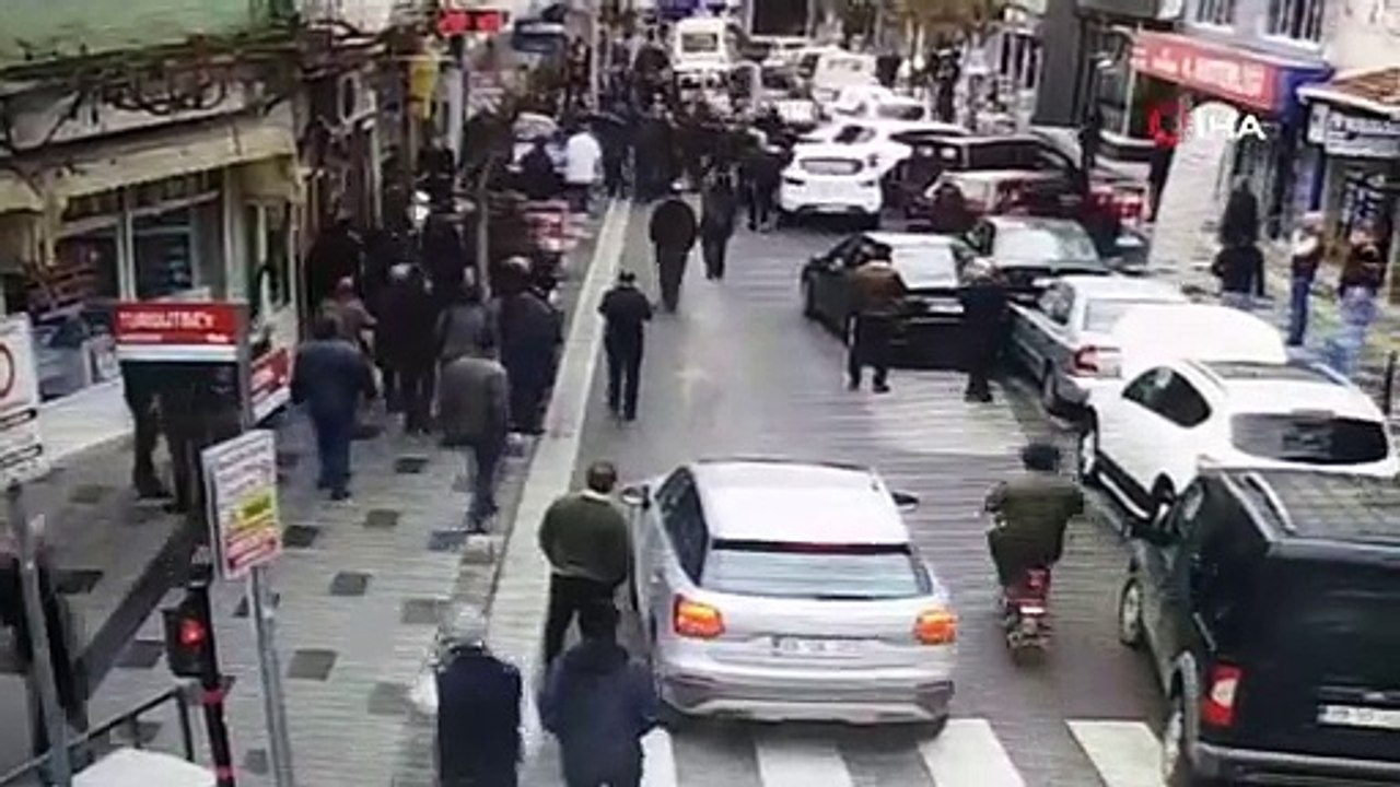 Fren yerine gaza basan sürücü iş yerine daldı! İşte o anlar...