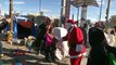 Decenas de niños migrantes reciben regalos de Navidad mientras esperan cruzar a Estados Unidos