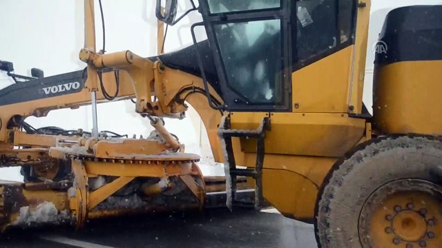 Sertavul Geçidi'nde yoğun kar yağışı nedeniyle ulaşım güçlükle sağlanıyor - KARAMAN