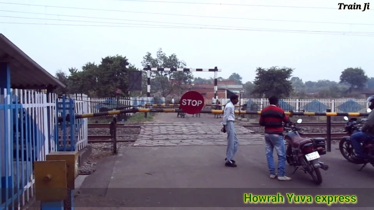 Semi high speed Howrah Yuva express // Yuva express cross phatak full speed