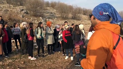 Kartpostallık manzarada doğa yürüyüşü