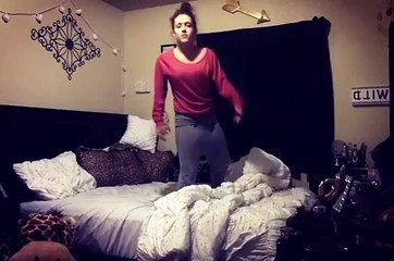 Sauter sur son lit peut être dangereux.. elle se prend le pied dans le mur !