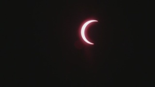 Eclipse anular de Sol o anillo de fuego atrae a miles de personas en Asia