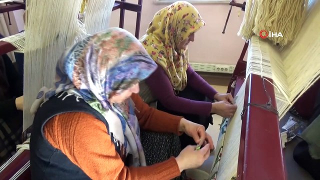 Anne ve kızı halı dokuyarak hem meslek öğreniyor hem de aile ekonomisine katkı sağlıyor