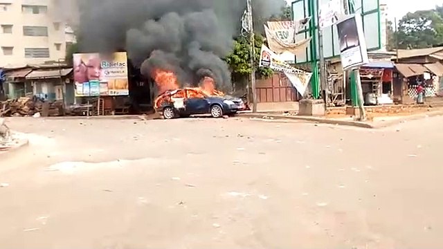 Funerailles des victimes des manifs : un véhicule incendié à Bambeto