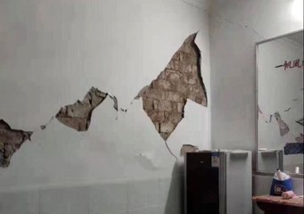 Çin'de 5 büyüklüğündeki deprem anı kamerada