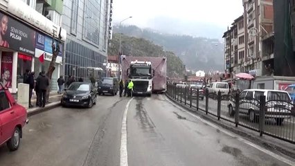 Buhar makinesi taşıyan tır yola sığmayınca trafik durdu