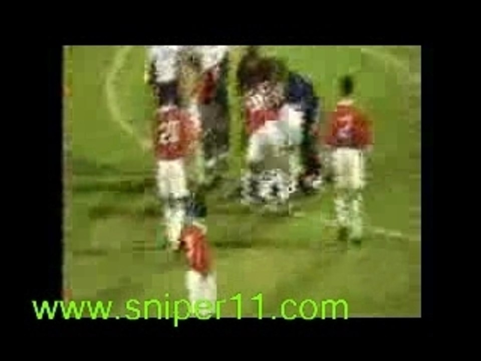 جني يضرب لاعب