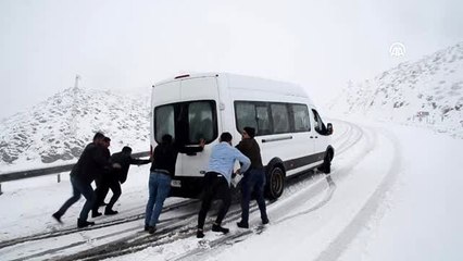 Kar ve tipi nedeniyle yolda kalan vatandaşlar kurtarıldı