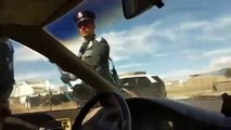 Estos policías paran un vehículo en EE.UU., rompen la ventanilla y detienen al conductor así…