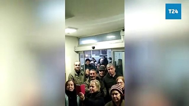 Yurttaşlar, Kanal İstanbul'a itiraz dilekçelerini saatlerce bekleyerek, şarkılar eşliğinde verdi